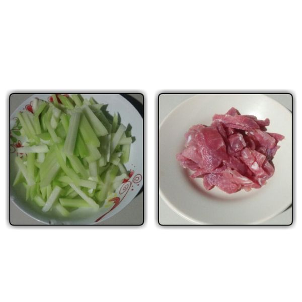 佛手瓜去皮切条状，猪肉切好放盐玉米粉腌着，半小匙盐不需放完在肉，留一些炒瓜的。