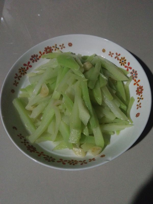 烧热锅放蒜头爆香，下佛手瓜放盐炒，炒差不多就可以放水小火焖熟，焖到好像上面的看起来有点半透明就可以上碟。