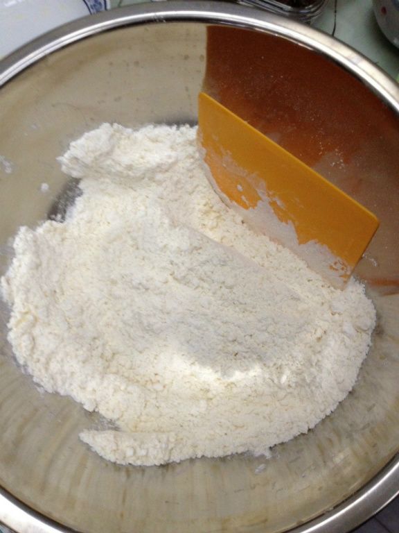 以刮刀(或者是手也可以)拌至粉包油狀