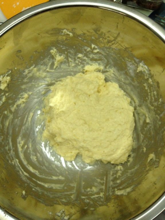 蛋先打散，與優格一起倒進粉類中，迅速拌勻。