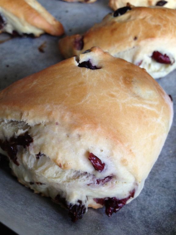 表面刷上牛奶，進烤箱，上下200度，約15~20分鐘。