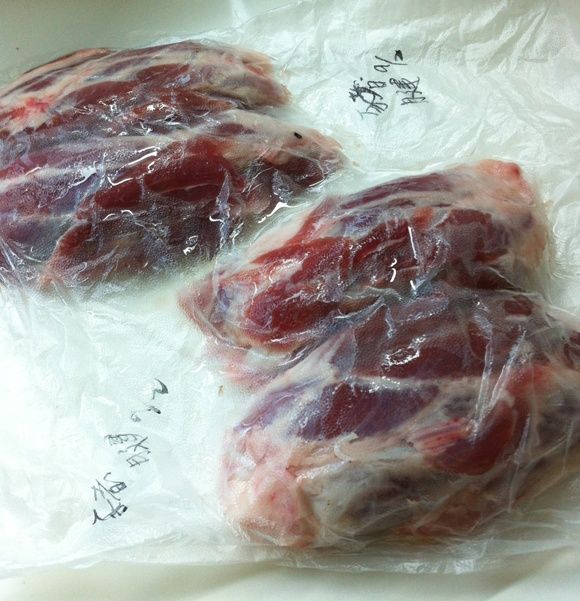 冷凍過的豬腱子放在室溫下約2小時退冰