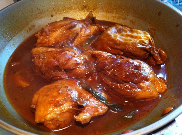 同一鍋依序下薑片蒜末蔥段辣椒段爆香後，腱子肉放回鍋內，放[調味料],並加入滷包和適量的水，大火煮滾後轉小火燒約1.5小時。