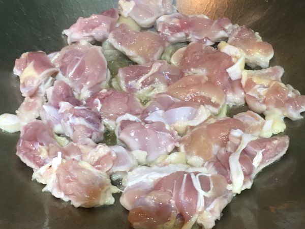 鍋內倒入少許油，放入作法1的雞腿肉。