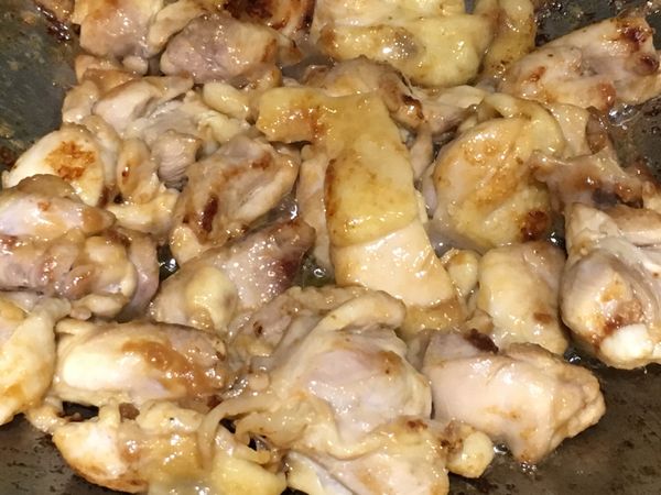 煎至二面上色熟透，起鍋撒上白芝麻粒即可。