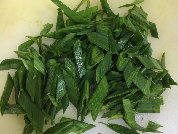 青蒜也切絲(喜歡綠色部分或白色部分都可以)