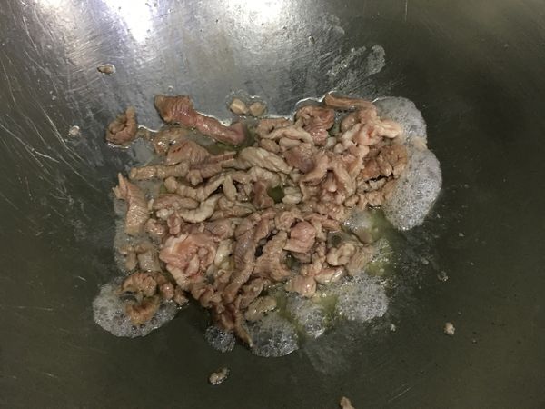 適量的油放入肉絲炒至變白