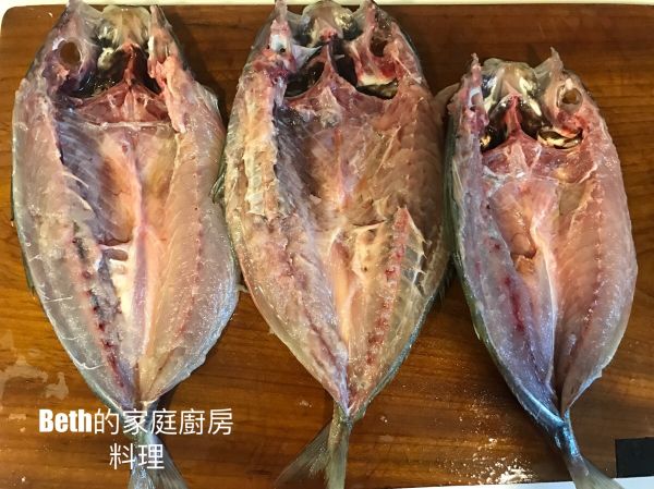 將魚鰓、魚眼、內臟等清除，將魚沖洗乾淨