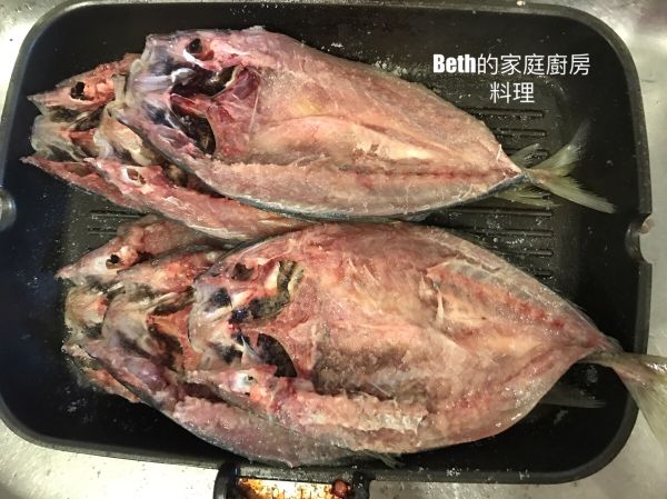 找個容器，將魚肉抹鹽放入容器醃25-30分鐘，醃漬好後將魚再次沖洗乾淨