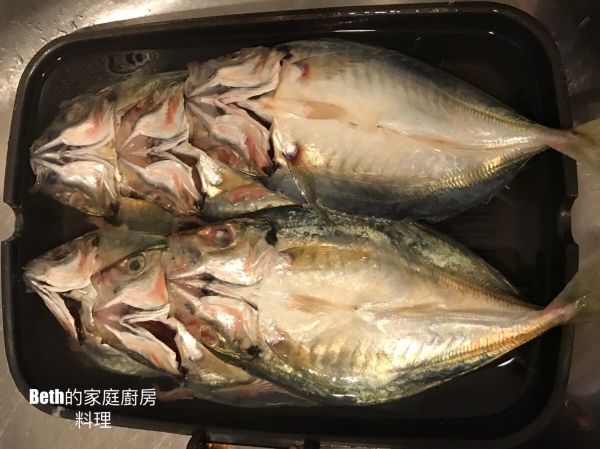 容器裡放2大匙的鹽，放入魚浸泡30分鐘，之後將魚取出，不需再洗去鹽水