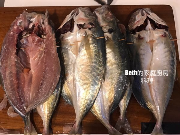 用牙籤將魚肉撐開，一條魚可以用2-4根牙籤不等