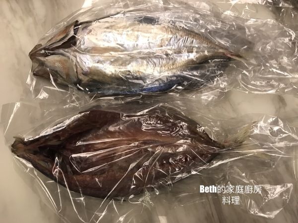 將曬好的一夜干裝入塑膠袋中冷凍保存