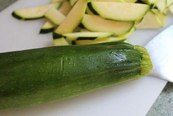 櫛瓜洗淨, 切薄片