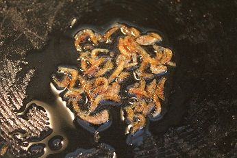 少許油爆香蝦皮