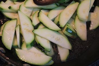 放入切好的櫛瓜並加入1/3杯的水半蒸煮