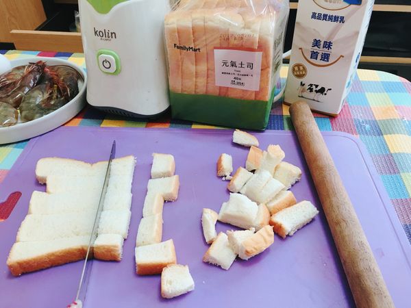 先來製作麵包粉
把吐司切小丁狀