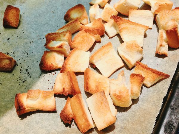 放到烤箱烘烤10分鐘 吐司乾掉即可