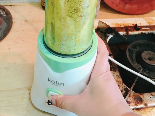 把乾吐司丁放到打果汁機裡面 打成麵包粉 
因為裡面沒有加任何的水 一邊啟動開關要一邊搖晃才可以均勻的把麵包打散