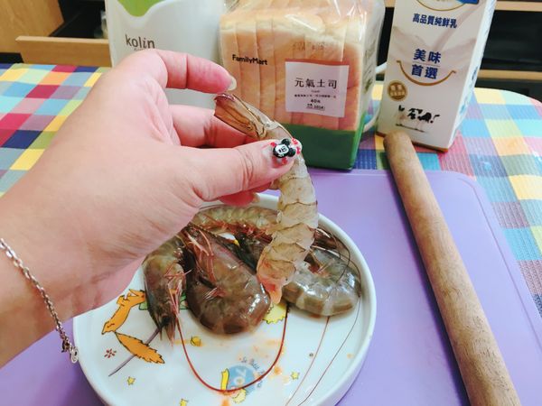 準備開始包炸蝦了
先把蝦頭和蝦殼剝掉只留尾巴