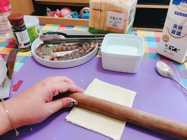 把吐司切邊以後壓扁