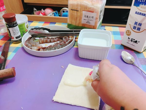 擠上美乃滋 增加炸蝦味道並且讓吐司和蝦子做結合