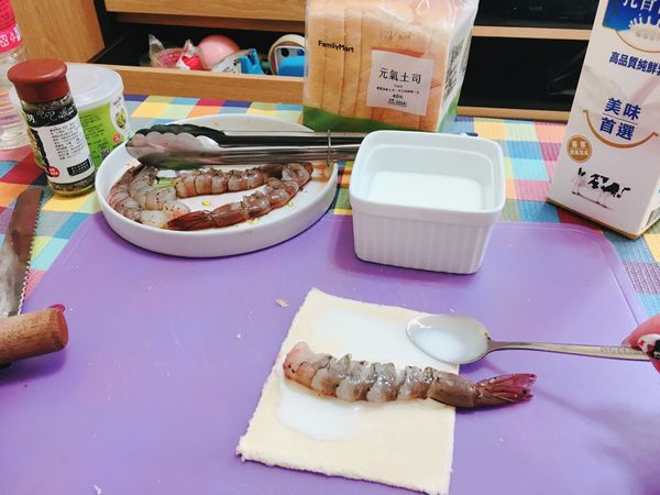 放上蝦子後在周圍沾上牛奶