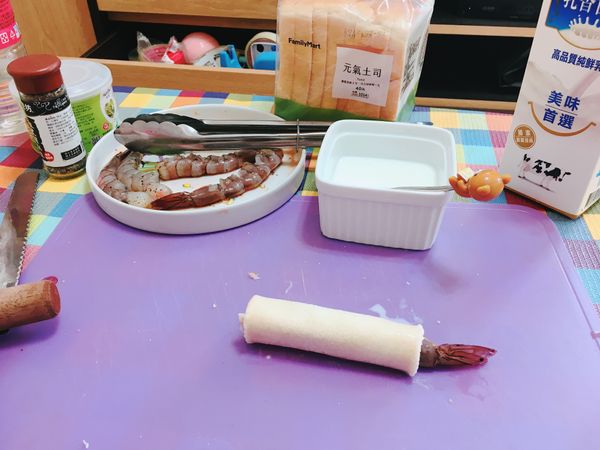 將吐司小心翼翼捲起來