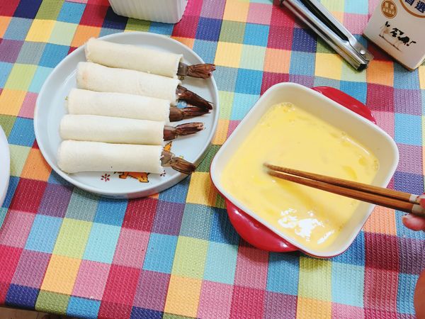 包好的蝦卷沾上蛋液