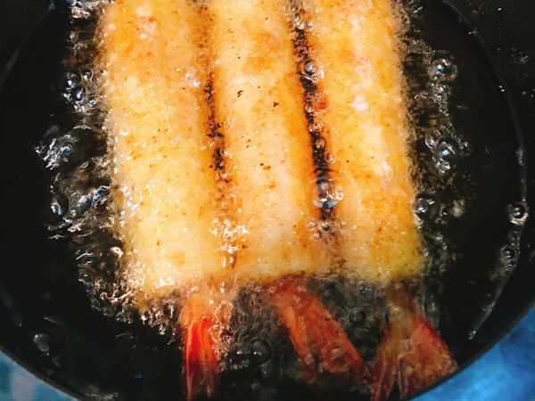 因為蝦子本身是生的 一定要用小火慢慢炸熟 在炸到金黃即可