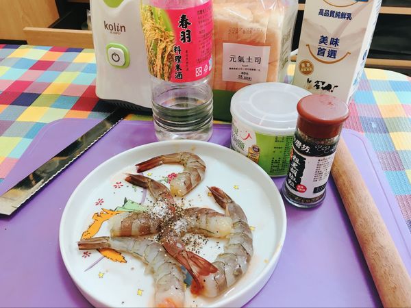 稍微加點你就鹽和胡椒抓醃蝦子
