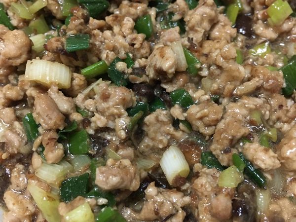 1. 先將絞肉加米酒加醬油醃10分鐘（下鍋前加一些太白粉抓一下）
2. 將醃好的絞肉先下鍋炒至豬肉變色（半熟）加入豆鼓
3. 起鍋前再加入蔥花炒過即可（若是用韭菜花要提早下鍋）
4. 鹹度若不夠最後再加入醬油拌炒一下
帶便當最棒的選擇ㄛ