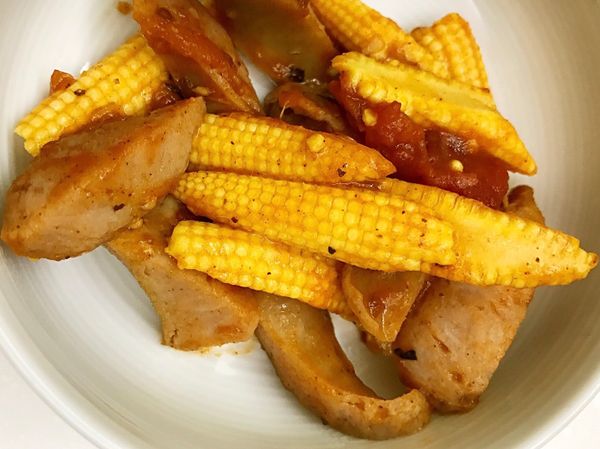 0. 玉米筍、香腸斜切
1. 鍋子一邊熱油炒玉米筍、另一邊香腸用水稍微滾一下（3），拌炒一下加義大利麵用的番茄糊，加點水炒均勻（2）就完成了