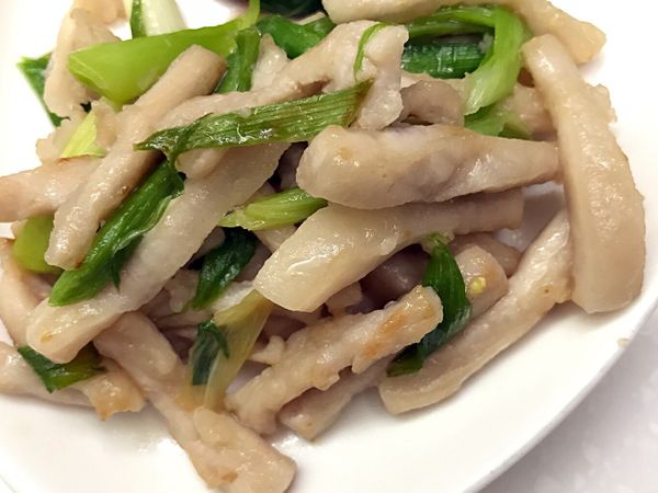 0. 肉絲用白醬油、米酒、一點地瓜粉微醃（10）；蒜苗切段
1. 熱一點點油炒蒜白、肉絲，肉約8分熟（4-5）後，下蒜綠炒熟（1）就完成了