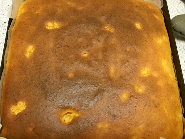 將烤盤輕敲2下，放入預熱上下火160度烤箱，放入的同時將烤箱調成下火烤15分鐘，再將烤箱調成上下火，再烤15分鐘