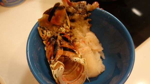 將冷凍龍蝦尾在常溫下退冰後，以流動水沖龍蝦尾，使龍蝦肉與殼分離，可再用大菜刀在龍蝦尾腹部中間的地方先切開，以方便取出龍蝦肉，龍蝦肉取出後放ㄧ旁備用。