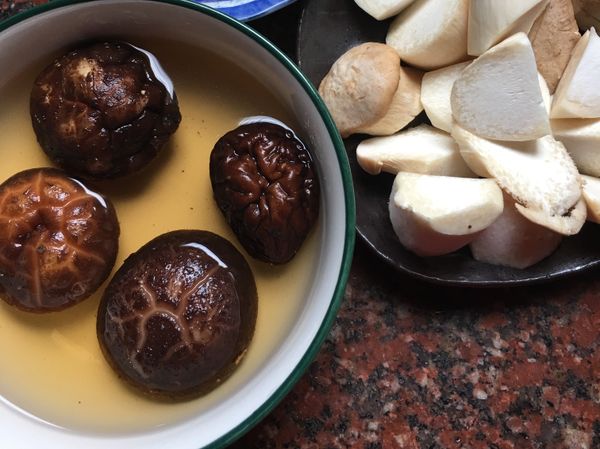 乾香菇泡水備用，杏鮑菇切滾刀塊（較有口感），香菇水不要倒掉喔，要留著當高湯😋