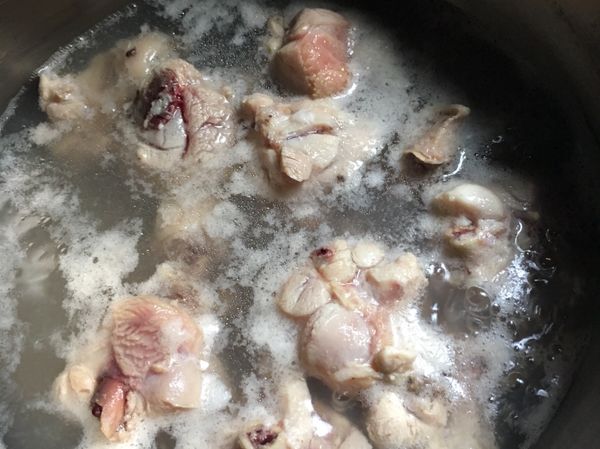 棒棒雞腿去皮、切塊、川燙去血水和雜質