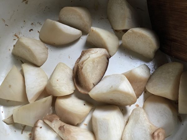 乾鍋先加入杏鮑菇拌炒到有一點金黃色澤