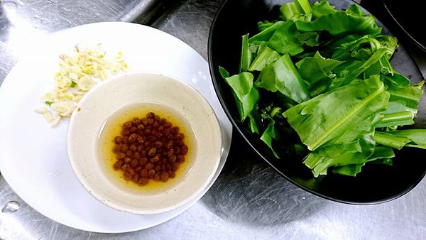 山蘇切成小塊，把粗梗去除。豆豉洗淨泡水，蒜切末、辣椒切末。