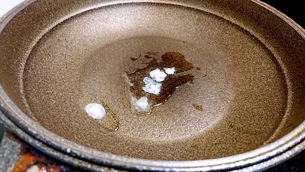 起鍋下少許油，熱鍋。