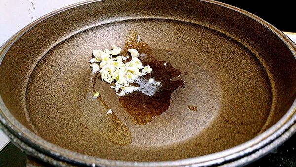 鍋子熱了後下蒜末，炒出香氣。