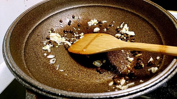 香氣出來後，下豆豉，豆豉水先保留。
