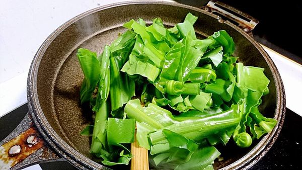 這時火開大，鍋子溫度拉高，下山蘇。