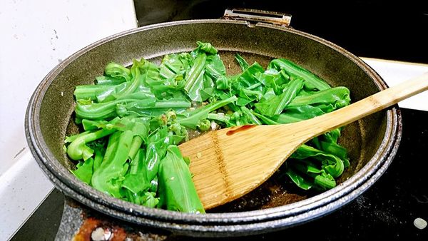 下蠔油、醬油、豆豉水、糖，炒香。