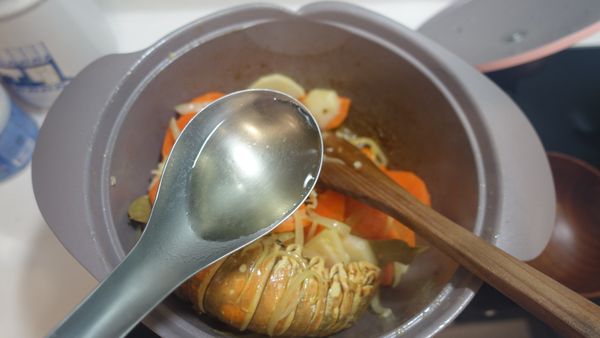 呈上步驟，再放入紅蘿蔔/馬鈴薯/月桂葉/奶油，拌炒至奶油融化且食材都有吸收到奶油的香氣後，再加入二大湯匙白酒，拌炒至酒精揮發掉。