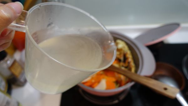 加入500ml雞高湯，用小火熬煮30分鐘(過程中請加蓋子，避免鮮度流失)。