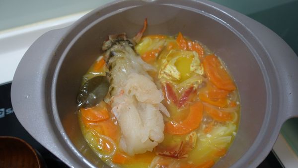 30分鐘到時，接著，將龍蝦肉放入原鍋中，約燙2-3分鐘後將龍蝦肉取出切片or切塊備用，熄火。