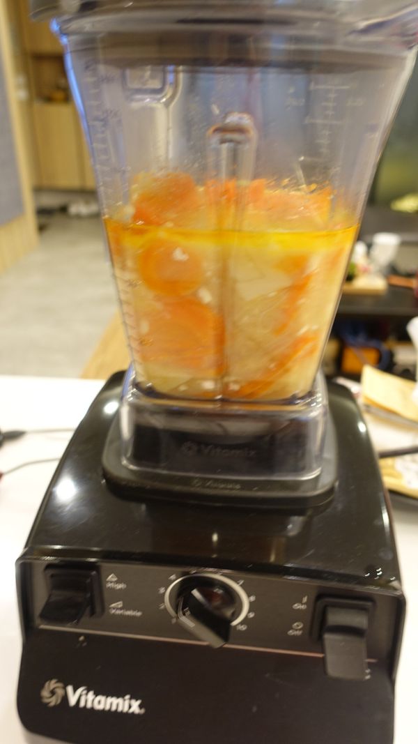 龍蝦肉取出後，鍋中的月桂葉/龍蝦殼也請記得撈起來，待鍋中的食材稍冷卻後，全部放入Vitamax機，將所有食材打至呈濃湯的稠狀感即可。
(龍蝦殼取出後不要丟棄，等等擺盤可用)