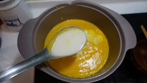 將打好後的濃湯再倒回原鍋中，用中小火加熱，接著，加入3大湯匙的鮮奶拌ㄧ拌，再加入ㄧ湯匙的鮮奶油拌ㄧ拌，待濃湯熱了，熄火。