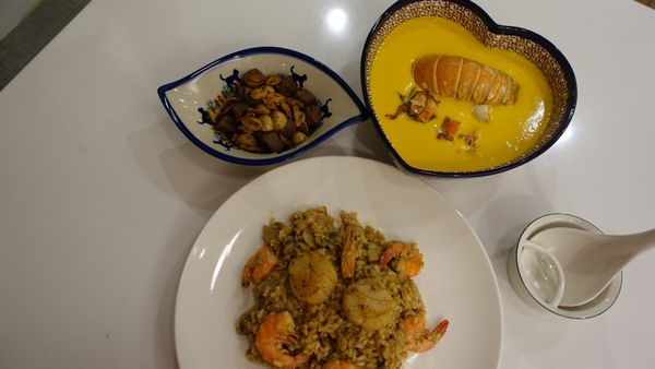 最後~就是擺盤啦！
將濃湯倒在美美的大碗中，接著，將龍蝦殼及龍蝦肉片(塊)放入濃湯中，美味的龍蝦濃湯即完成。